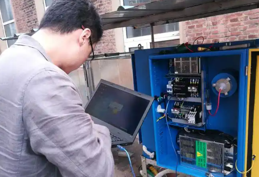 郑州朴华科技技术人员调试在线监测设备
